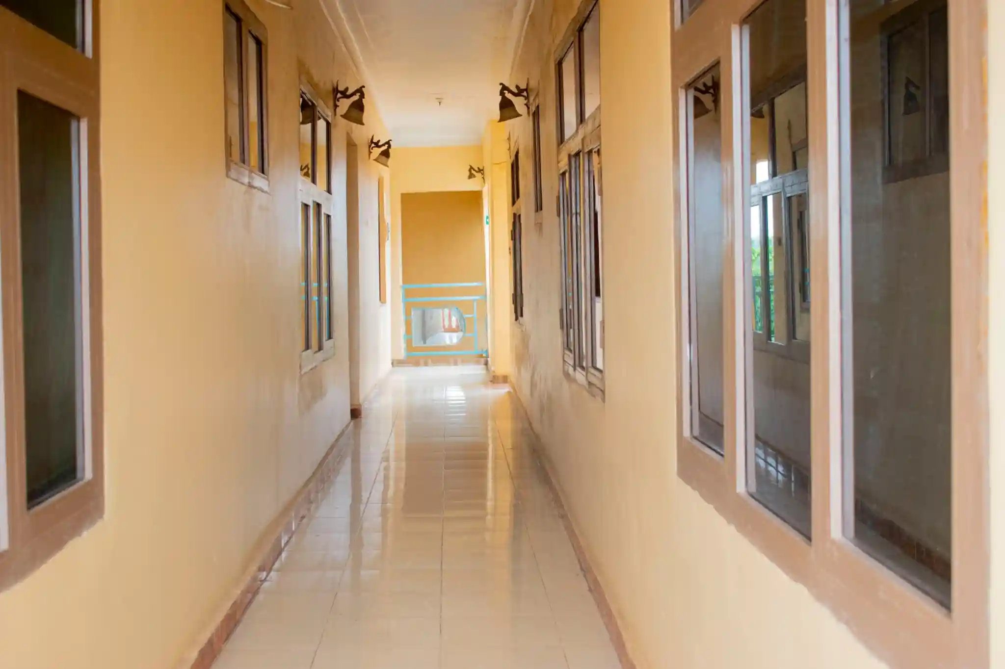 Vignette: couloir tranquille avec une ambiance chaleureuse au Glodi VIP Kisangani